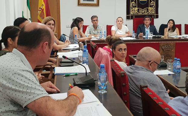 La gestión de la piscina enfrenta de nuevo a gobierno y oposición