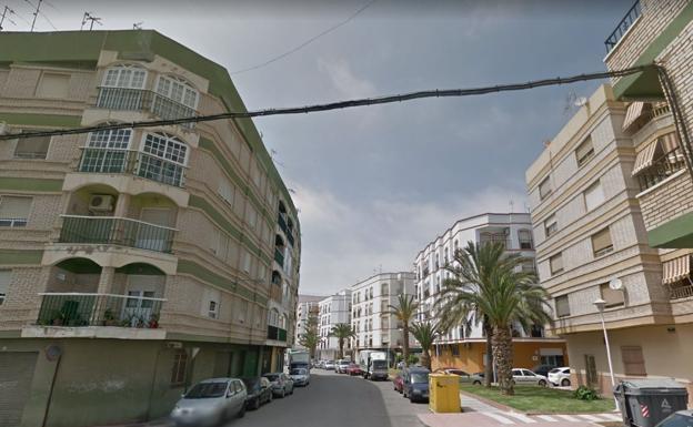 Ascienden a tres los heridos por un incendio en un edificio de Adra que causó 14 desalojados