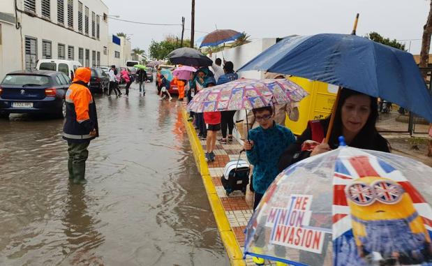 Las lluvias bloquean el acceso al colegio Mare Nostrum