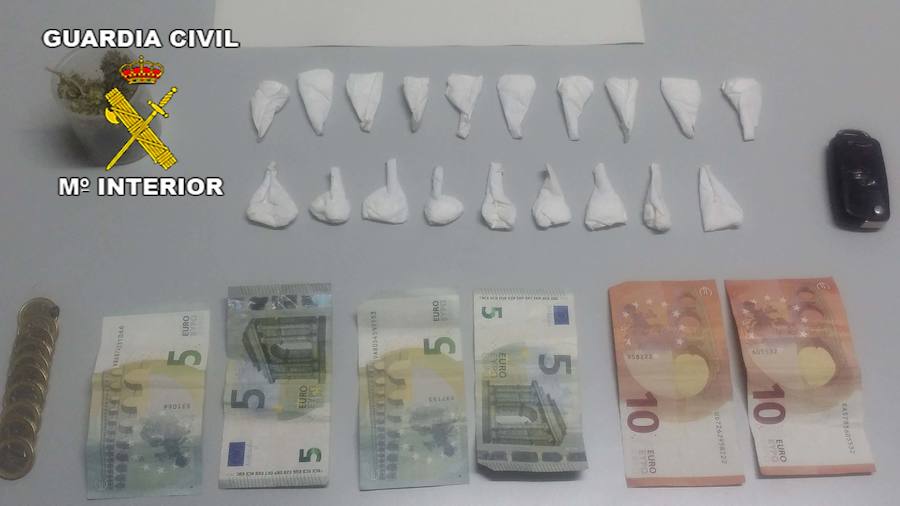 Huye de la Guardia Civil porque llevaba 20 gramos de cocaína en el coche
