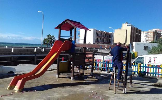 La Rambla de Bolaños de Adra 'estrena' parque infantil con un columpio adaptado