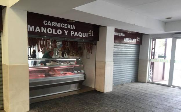 Los comerciantes del Mercado de Berja ponen rostro a una campaña de promoción por Navidad