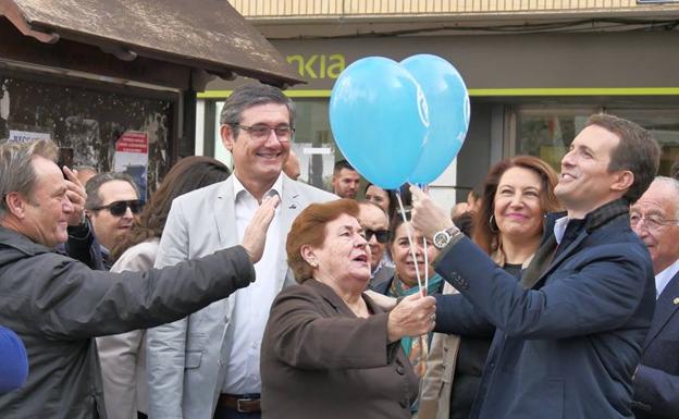 Casado pasea por las calles de Adra y pide el voto para Juanma Moreno