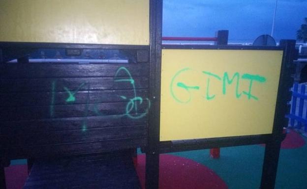 Aparecen pintadas en el nuevo parque de Bolaños