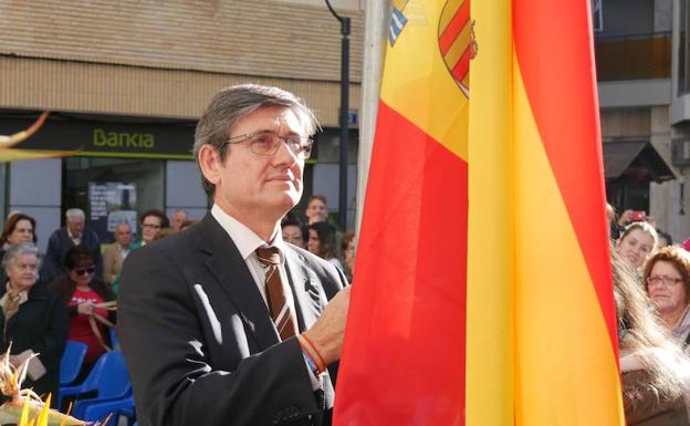 Adra homenajea el «mayor símbolo del país» y reivindica su «vigencia» en su aniversario
