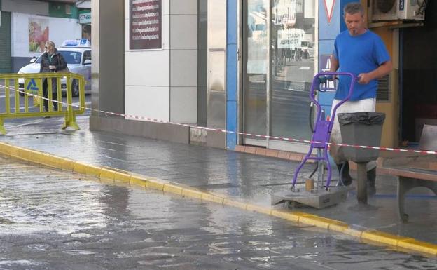 «Alta presión» para eliminar manchas y chicles en las aceras