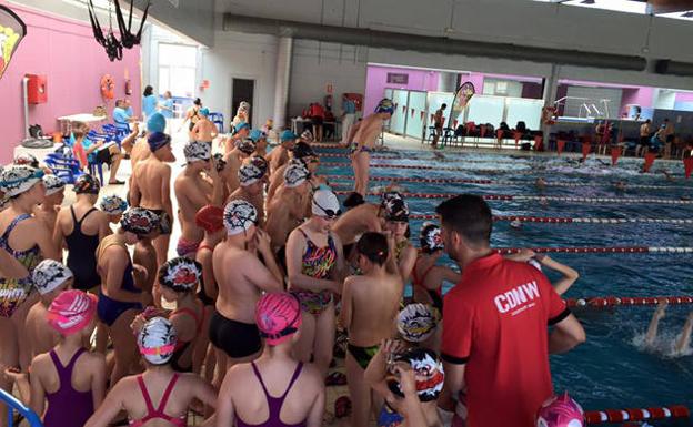 El Club de Natación Ciudad de Adra traslada sus entrenamientos a la piscina de Berja