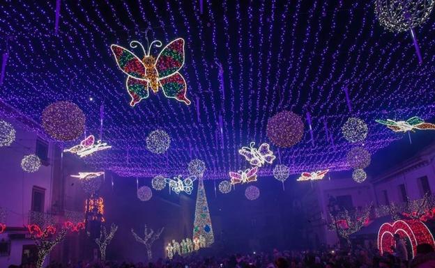 Fondón ilumina la Alpujarra con 400.000 bombillas de Navidad