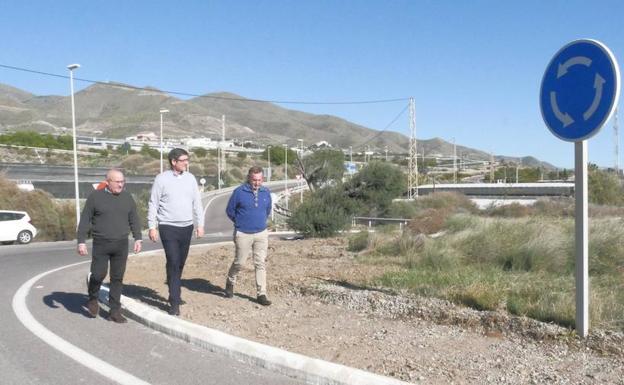 Carreteras adecenta la entrada a Adra por Guainos