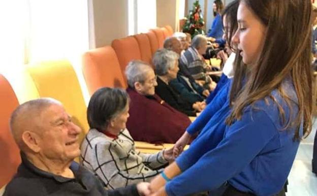 El espíritu de la Navidad, en la voz del coro Pedro de Mena de Adra