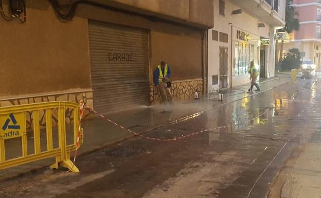 Finaliza la limpieza exhaustiva de aceras en Paseo de los Tristes y Carril de Cuenca