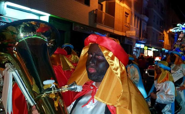 La banda de tambores y cornetas acapara la atención en la cabalgata