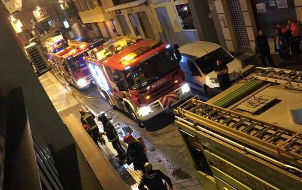 Un incendio en la calle Natalio Rivas de Adra obliga a evacuar a un anciano