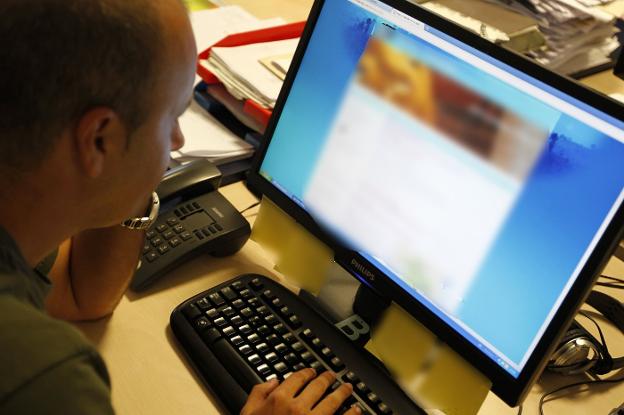 Detienen a un hombre en Adra por estafar más de 25.000 euros online