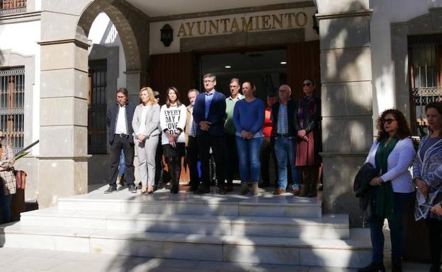 Adra guarda un minuto de silencio por las víctimas del terrorismo