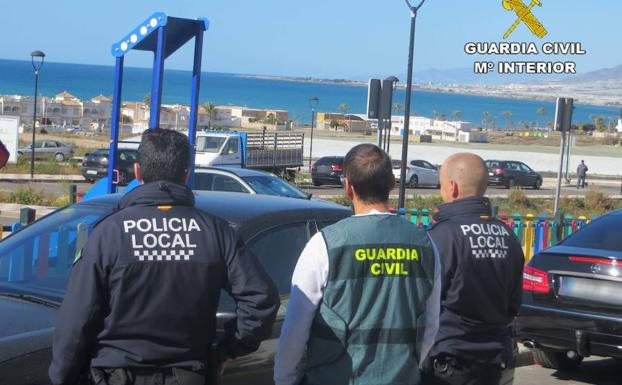Detienen a un vecino de Adra por exhibicionismo ante menores