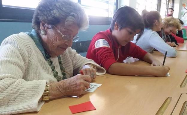 Intercambio de generaciones, juegos y vivencias en Berja