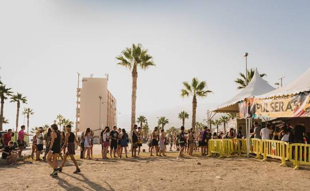 Siete bandas de rock darán la bienvenida en Adra a los 'juerguistas' de la séptima edición