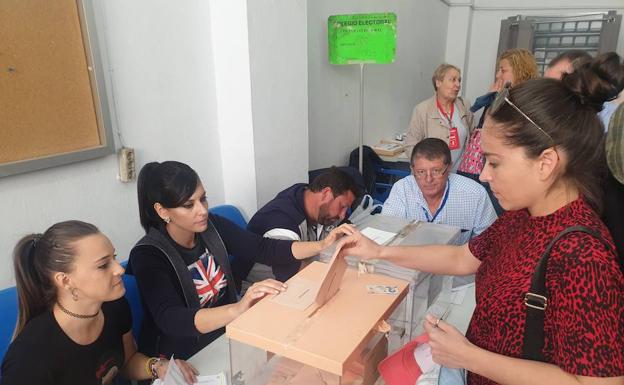 Colas para votar en una jornada electoral que se prevé participativa