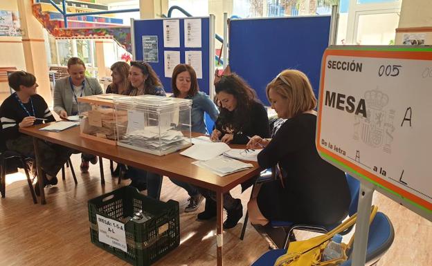 El PSOE, primera fuerza política con más del 50 por ciento de los votos escrutados