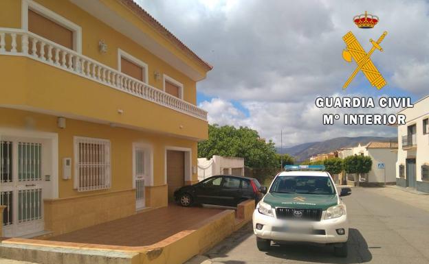Encierra al ladrón en una habitación de su casa y facilita su detención