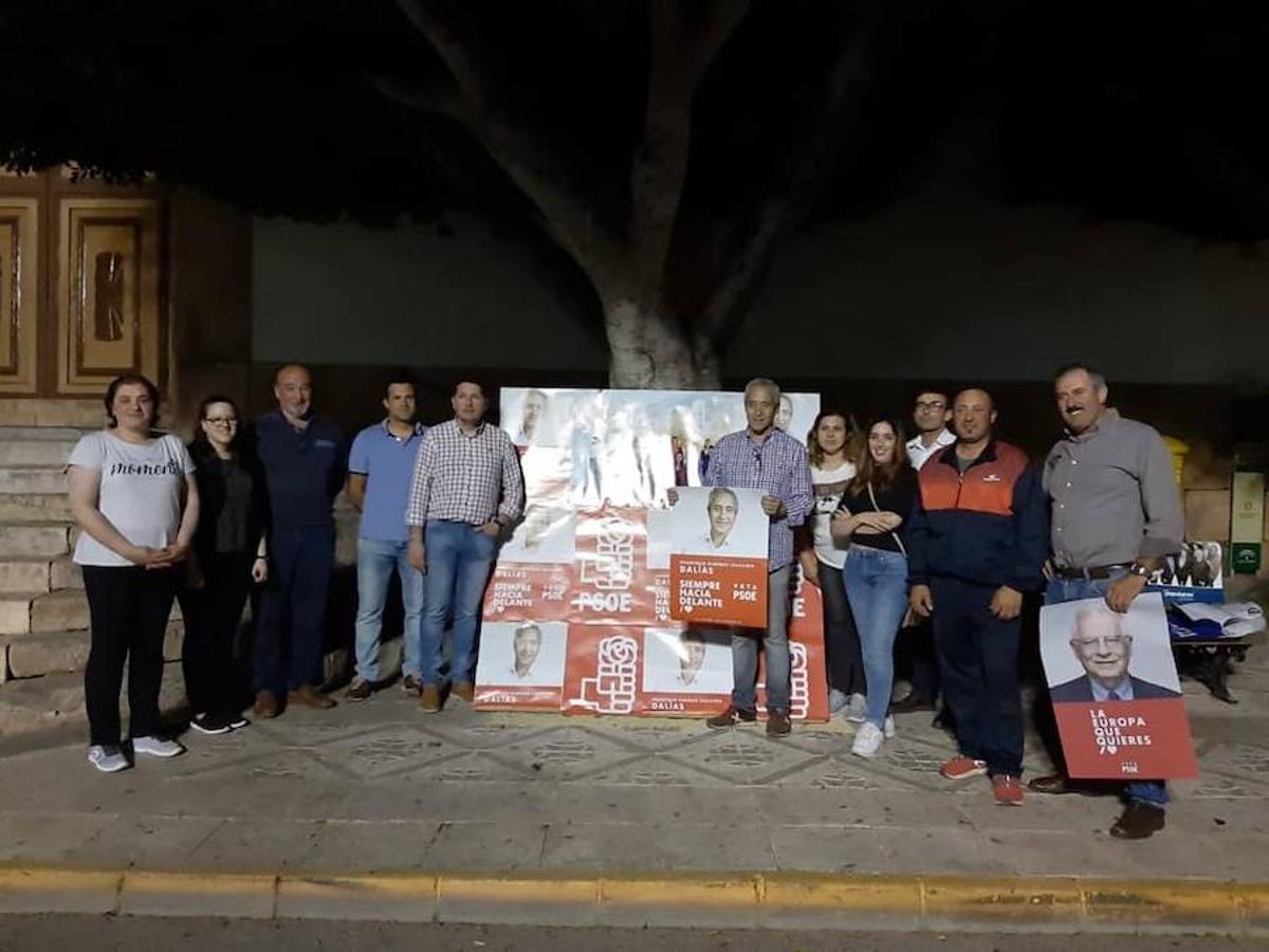 Comienza la campaña con la pegada de carteles electorales