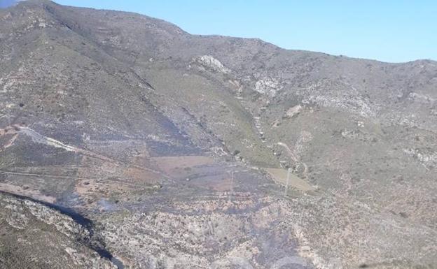 Arde una zona de montaña en el Cortijo de Capilla de Adra