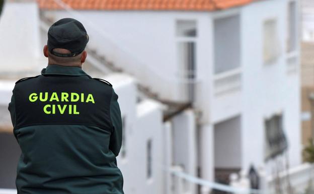 Libertad con medidas por maltrato machista para el detenido en Berja ante el edificio incendiado