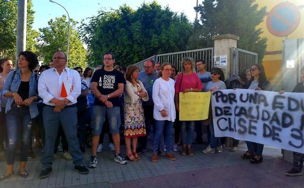 Manifestación a las puertas del Celia Viñas de Berja por suprimir una línea de Infantil
