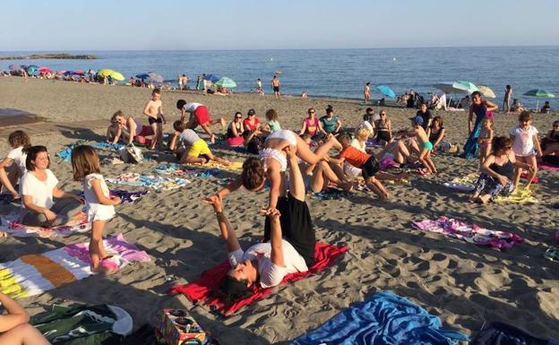 Yoga en la playa de San Nicolás con Rocío Salinas