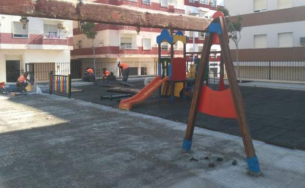 Obras en el parque infantil de la plaza Ibiza de Adra