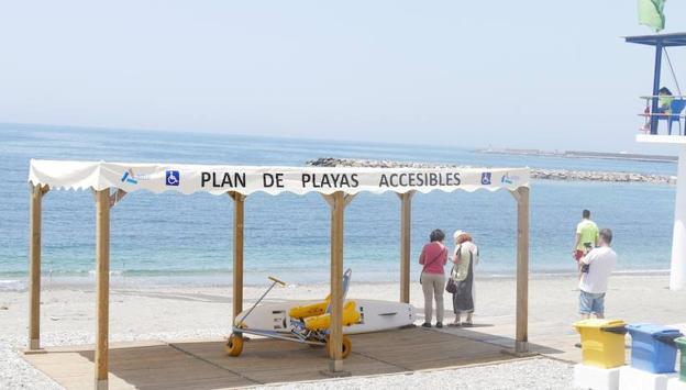 La playa El Carboncillo cuenta con un punto de sombra para personas con movilidad reducida