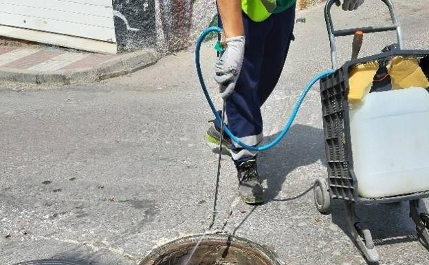 Hidralia trabaja en la desinfección de más de 3.000 pozos de la red de saneamiento