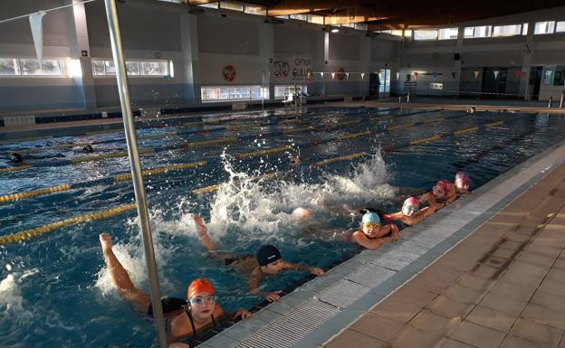Primera exhibición de natación artística en Adra