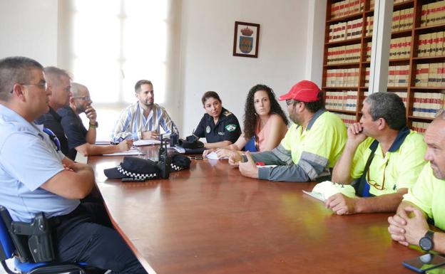 La Policía Local intensifica el control y la vigilancia para lograr que Adra luzca limpia