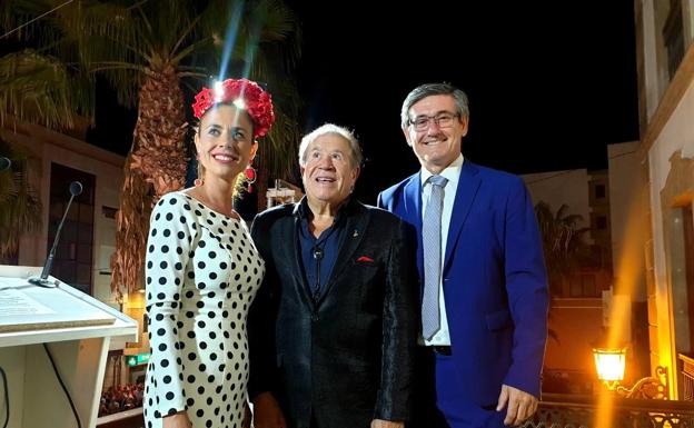 Juan Mena se reencuentra con sus paisanos en la Feria de Adra