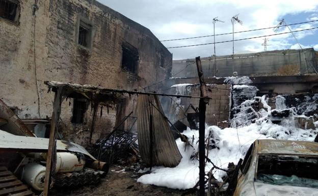 Un incendio calcina un cortijo en la rambla El Pardo de Adra