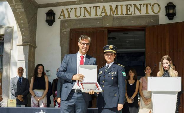 La plantilla de la Policía Local de Adra brinda un homenaje a César Arróniz