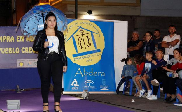El comercio de Adra muestra en un desfile sus colecciones de otoño