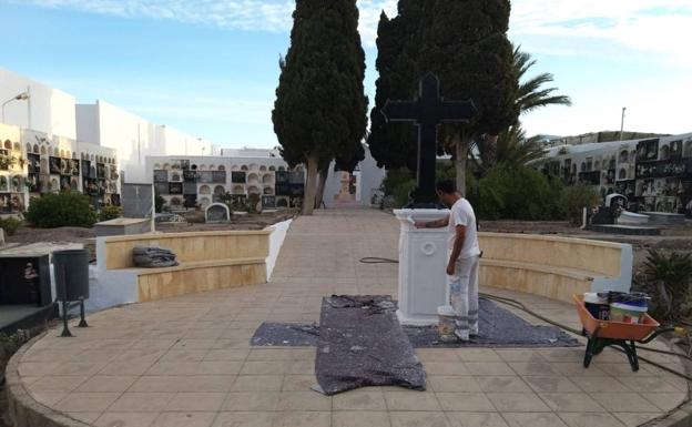 El Cementerio Municipal de Adra se prepara para el Día de los Santos