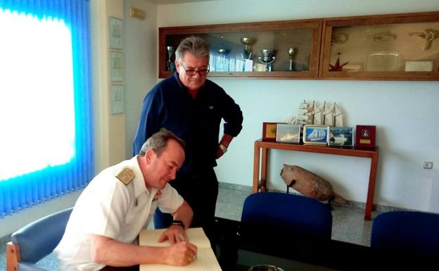 El Club Náutico de Adra recibe la visita del almirante Juan Sobrino