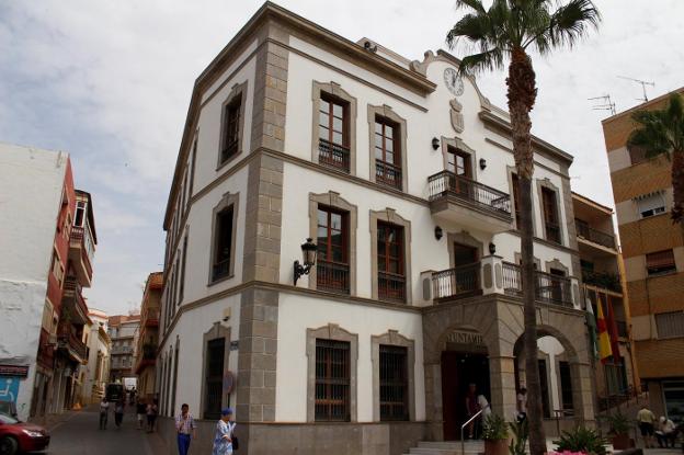 Adra revisará cerca de una veintena de edificios municipales para ahorrar energía