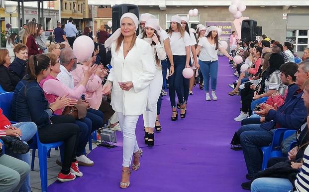 El pequeño comercio se tiñe de rosa en su Desfile de Otoño
