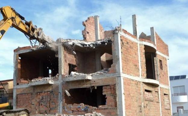 Costas derriba una vivienda ilegal en Balanegra