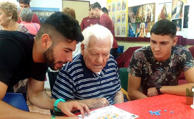 Estudiantes del IES Abdera organizan actividades gratuitas para mayores en Adra