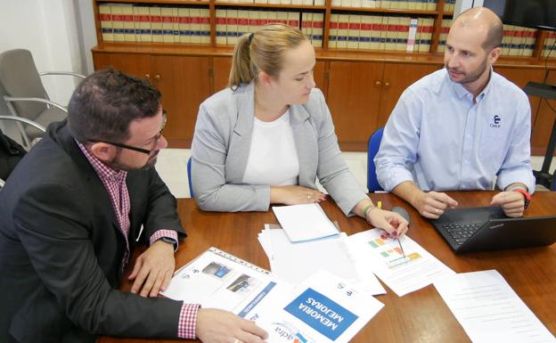 La Piscina Municipal de Adra se mantiene 'a flote' y roza de nuevo los 1.200 usuarios