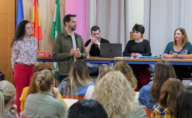 Adra implica a los padres en la lucha contra el absentismo escolar