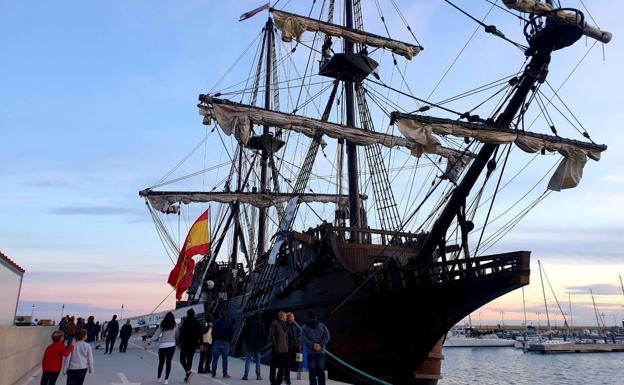 El Galeón Andalucía, foco de atención en el Puerto de Adra