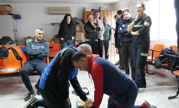 Agentes de la Policía Local aprenden a usar el desfibrilador en caso de emergencia