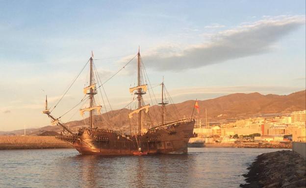 El galeón Andalucía se despide de la ciudad milenaria